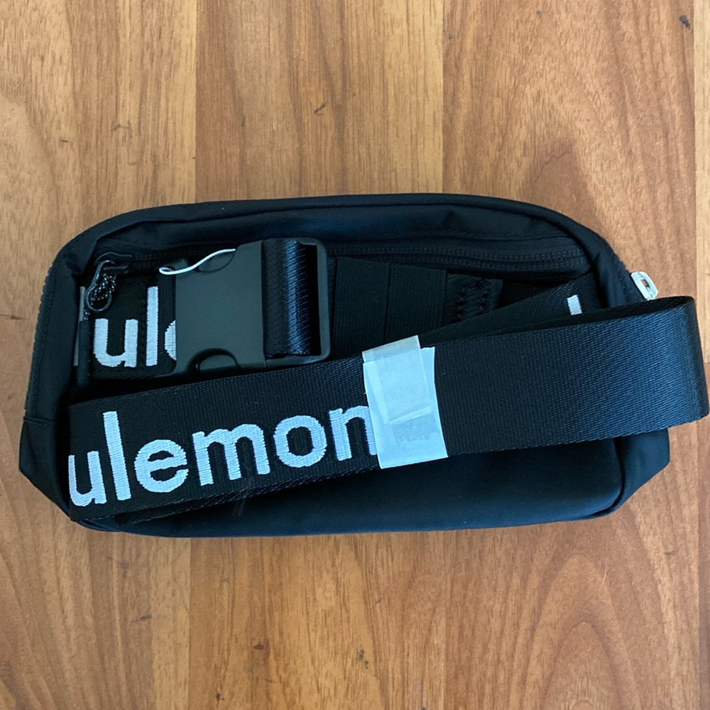 ❤️ Lululemon Extended Strap Everywhere Belt Bag Wordmark Black/White NWT
